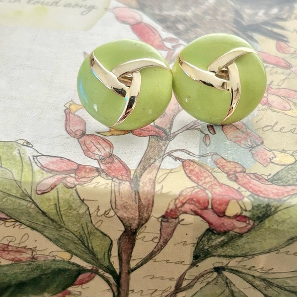 Vintage Gold and Green Swirl Clip On Earrings - Picture 4 of 4